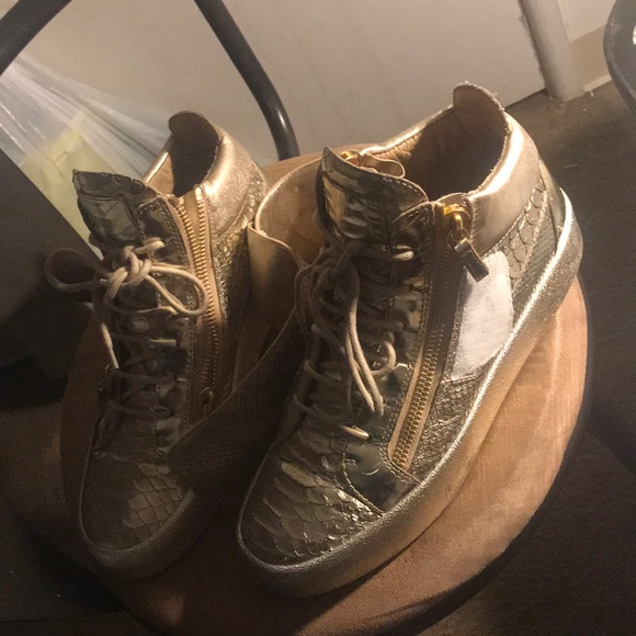 Good condition worn twice to fashion show - Picture 3 of 4